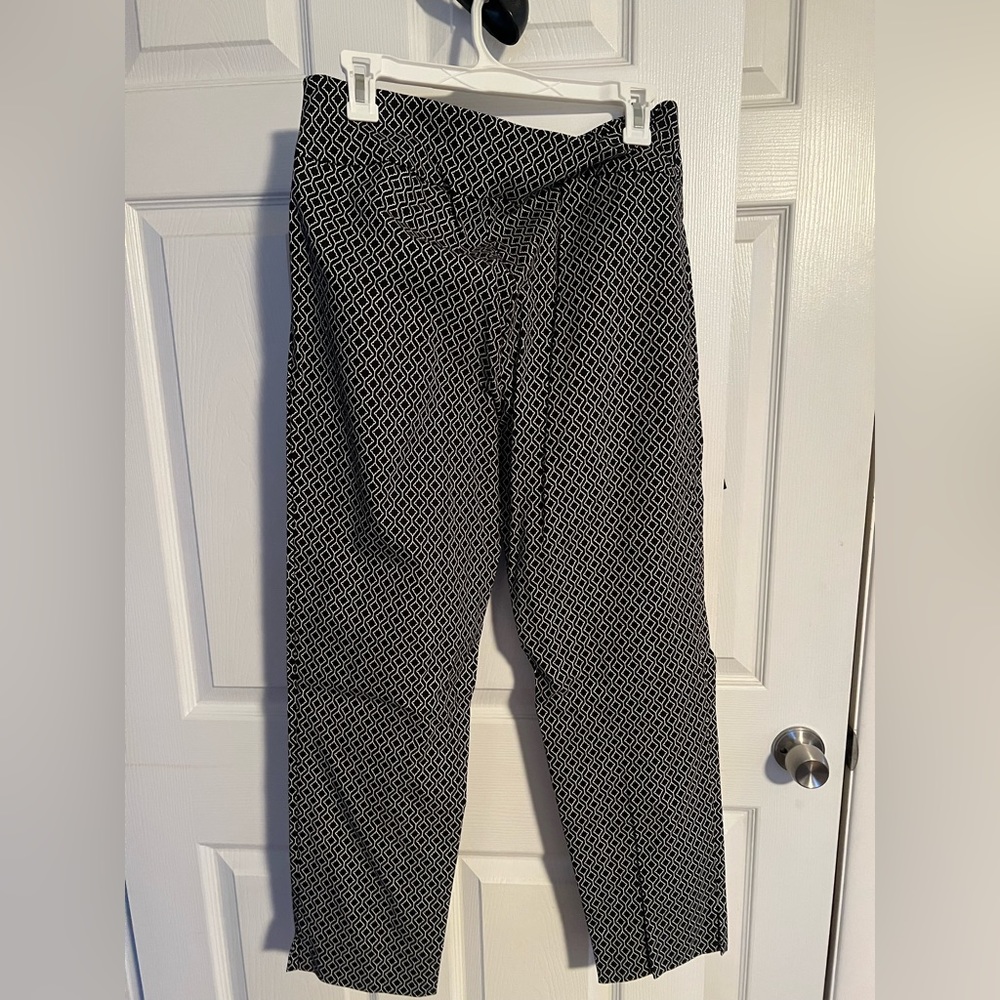 Black and white pattern Zac & Rachel stretchy pants. Size 10